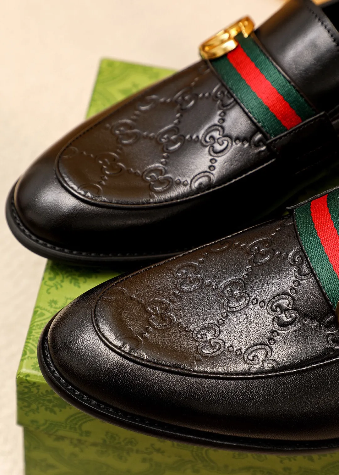 Men's shoes 💰400 💐 Product trademark: GUCCI "Gucci" casual leather shoes Regular size: 39-44 (38.45.46🉑️Customized) Product materials: Selected imported first-layer calfskin embossed upper + luxury hardware buckle, imported 🐑 sheepskin lining. Strong three-dimensional visual effect, original combination outsole Color: 1⃣️color optional